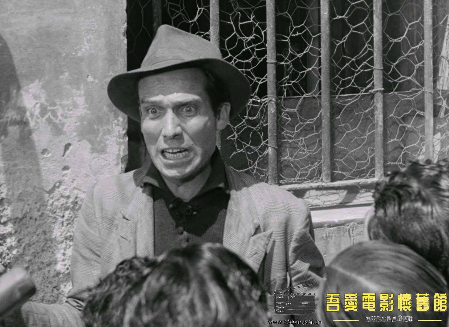 偷自行车的人.Bicycle.Thieves.1948.BluRay.1080p.x265.10bit.2Audio.MNHD-FRDS.mkv_2.jpg
